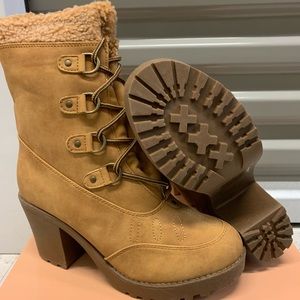 Camel/wheat lace up boot.